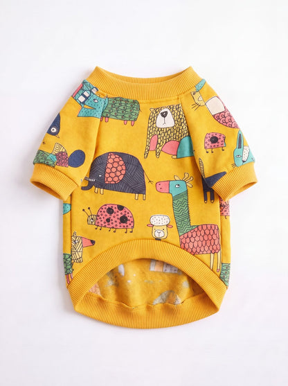 Pull chien jaune doublé polaire à motif d'animaux colorés, vu à plat sur fond clair