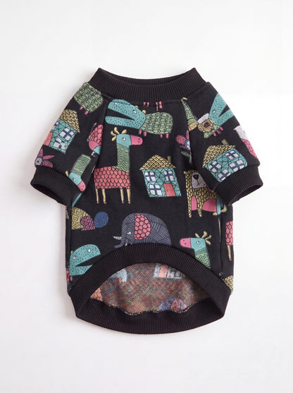 Pull chien doublé polaire noir à motif d'animaux colorés et de maisons, vue à plat
