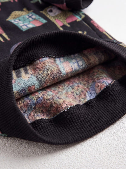 Zoom sur la doublure polaire douce à l'intérieur du pull chien noir à motif d'animaux