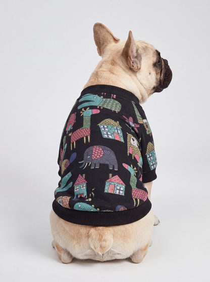 Bouledogue français vu de dos en studio avec un pull chien noir doublé polaire à imprimé d'animaux et de maisons