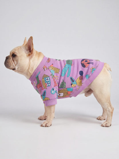 Bouledogue français de profil en studio avec un pull chien violet doublé polaire à motif d'animaux colorés