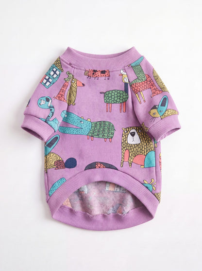 Pull chien violet doublé polaire à motif d'animaux colorés posé à plat sur fond blanc