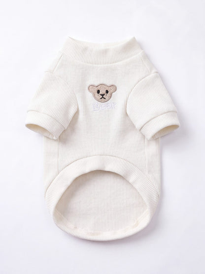 Pull pour chien blanc crème côtelé à col montant avec ourson brodé « Bear », vue de face