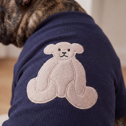 Gros plan sur l'ourson appliqué dans le dos du pull chien bleu marine