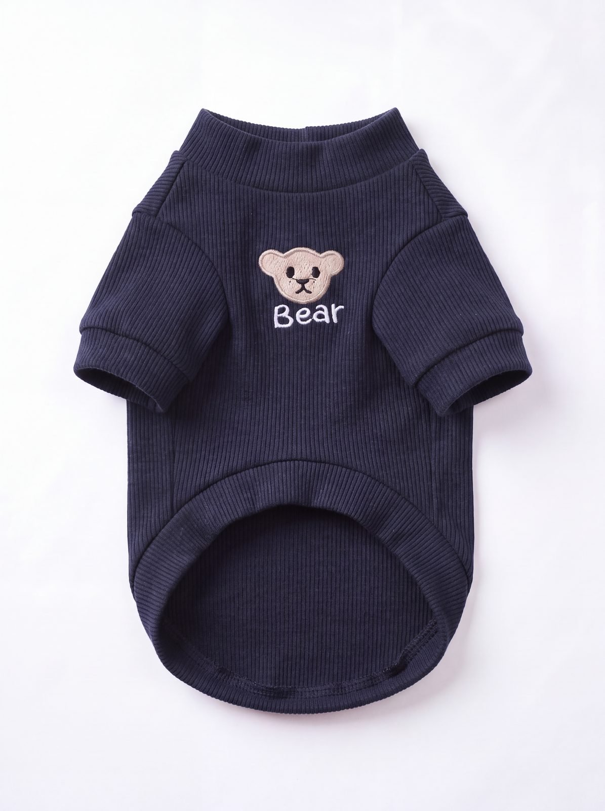 Pull chien ourson brodé bleu marine, vue de face avec ourson brodé et mot Bear