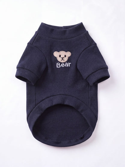 Pull chien ourson brodé bleu marine, vue de face avec ourson brodé et mot Bear
