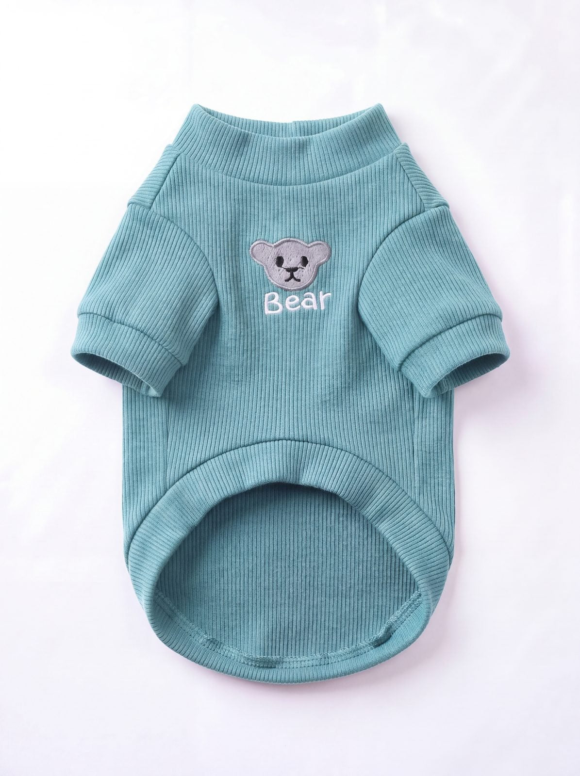 Pull chien turquoise vu de face avec le petit ourson brodé Bear et le col montant