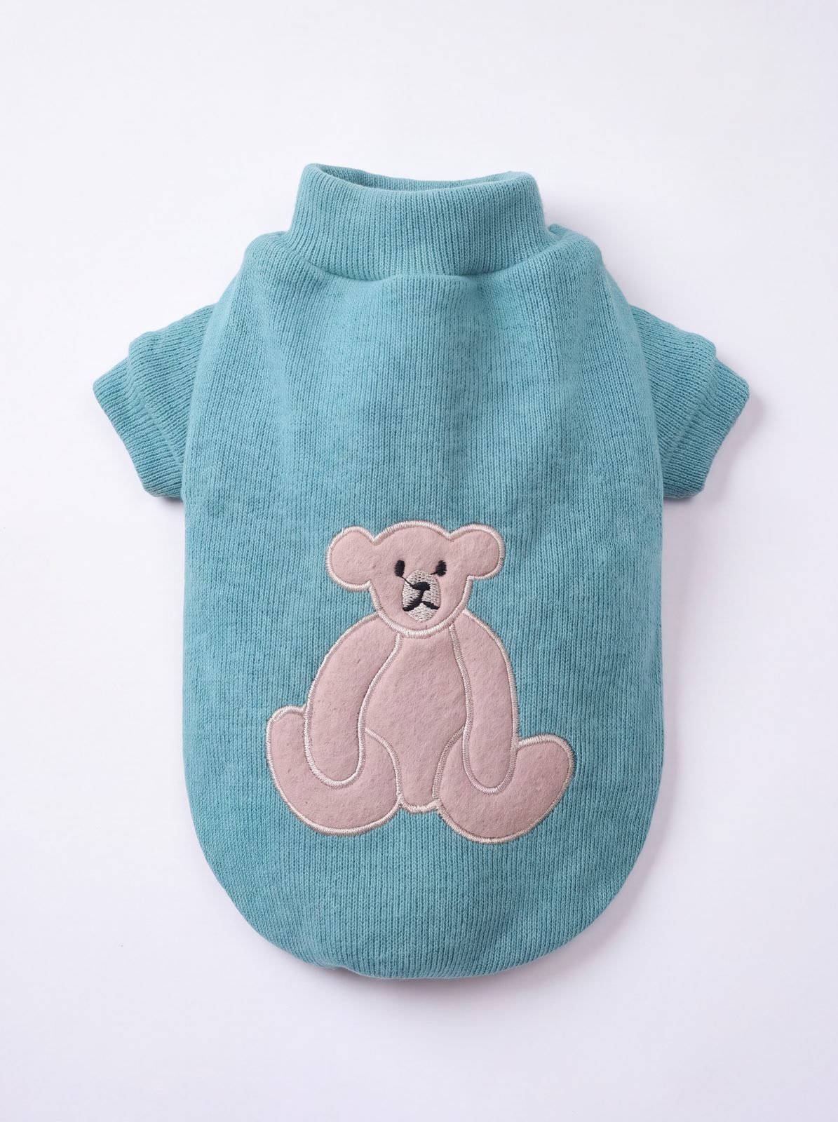 Pull chien turquoise vu de dos avec un grand ourson beige appliqué, maille lisse et col montant