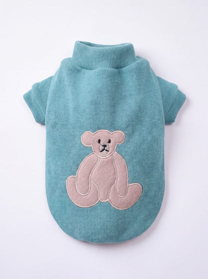 Pull chien turquoise vu de dos avec un grand ourson beige appliqué, maille lisse et col montant