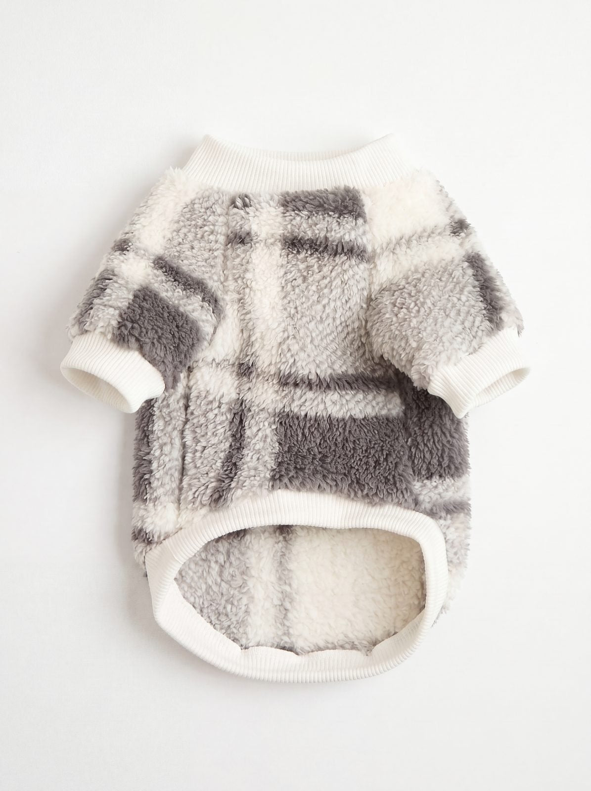 Pull chien sherpa à carreaux gris et crème vu à plat, bords-côtes blancs