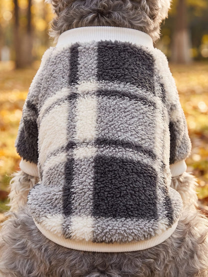 Gros plan sur le motif à carreaux du pull chien sherpa gris et crème