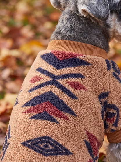 Gros plan sur le motif ethnique du pull chien sherpa caramel
