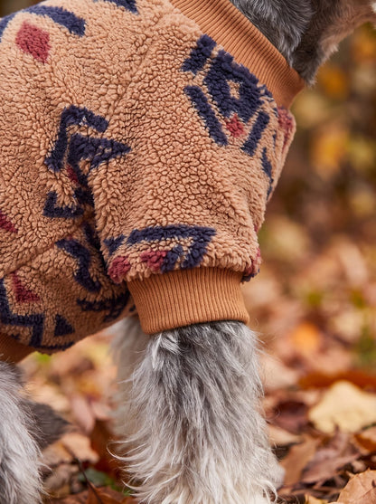 Gros plan sur le bord-côte caramel de la manche du pull chien sherpa