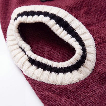Gros plan sur l'emmanchure bordée de côtes crème d'un pull chien tricot bordeaux