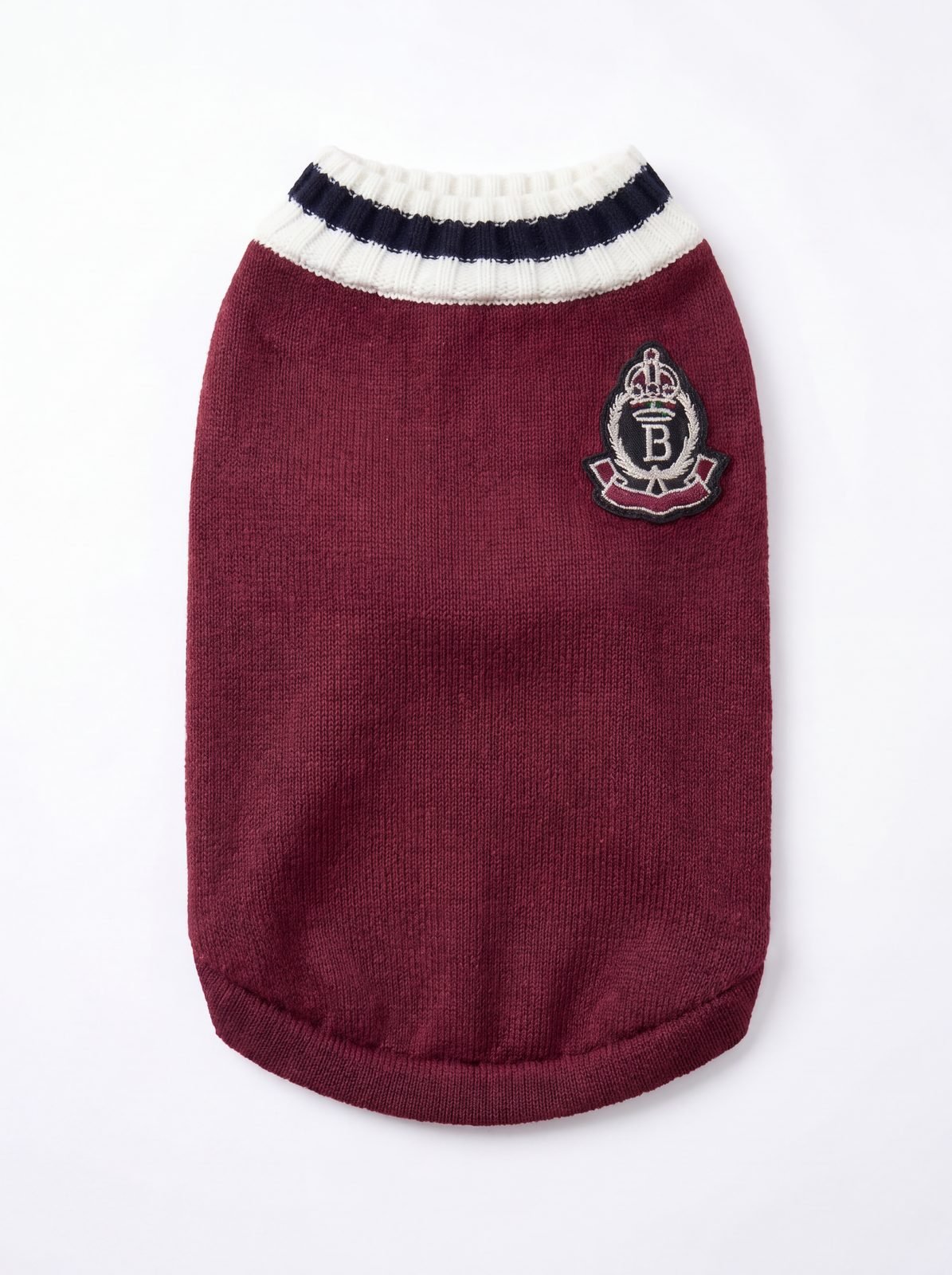 Pull chien tricot style universitaire bordeaux avec col rayé crème et bleu marine sur fond blanc