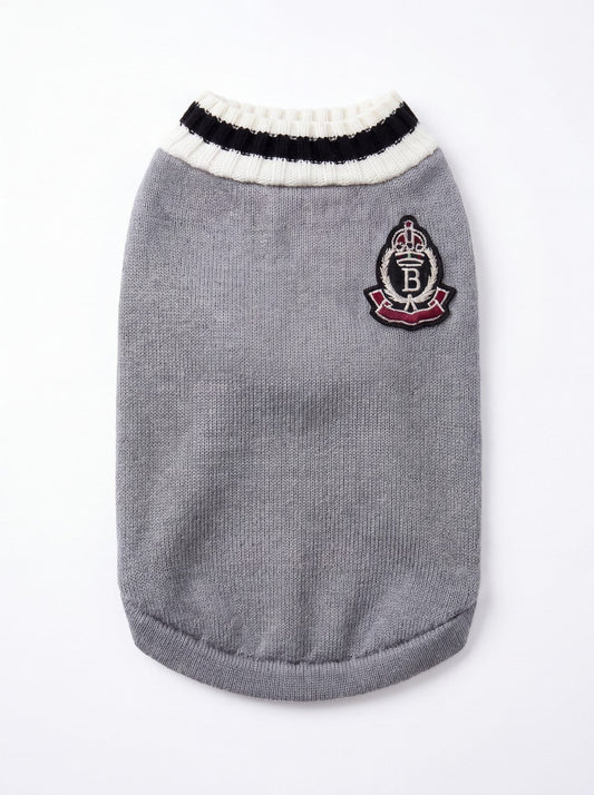 Pull chien tricot style universitaire gris avec écusson brodé et col rayé, photo produit
