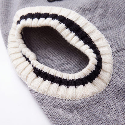 Gros plan sur l'emmanchure côtelée du pull chien tricot gris