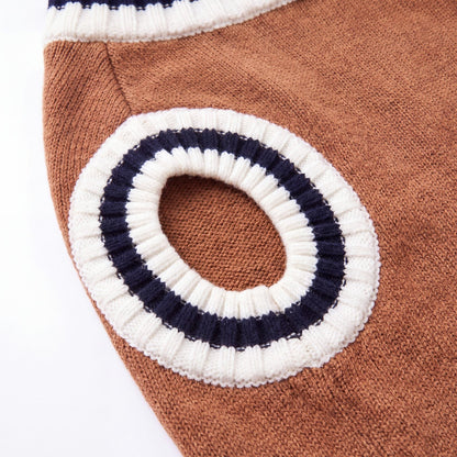 Gros plan sur l'emmanchure rayée crème et bleu marine du pull chien tricot marron