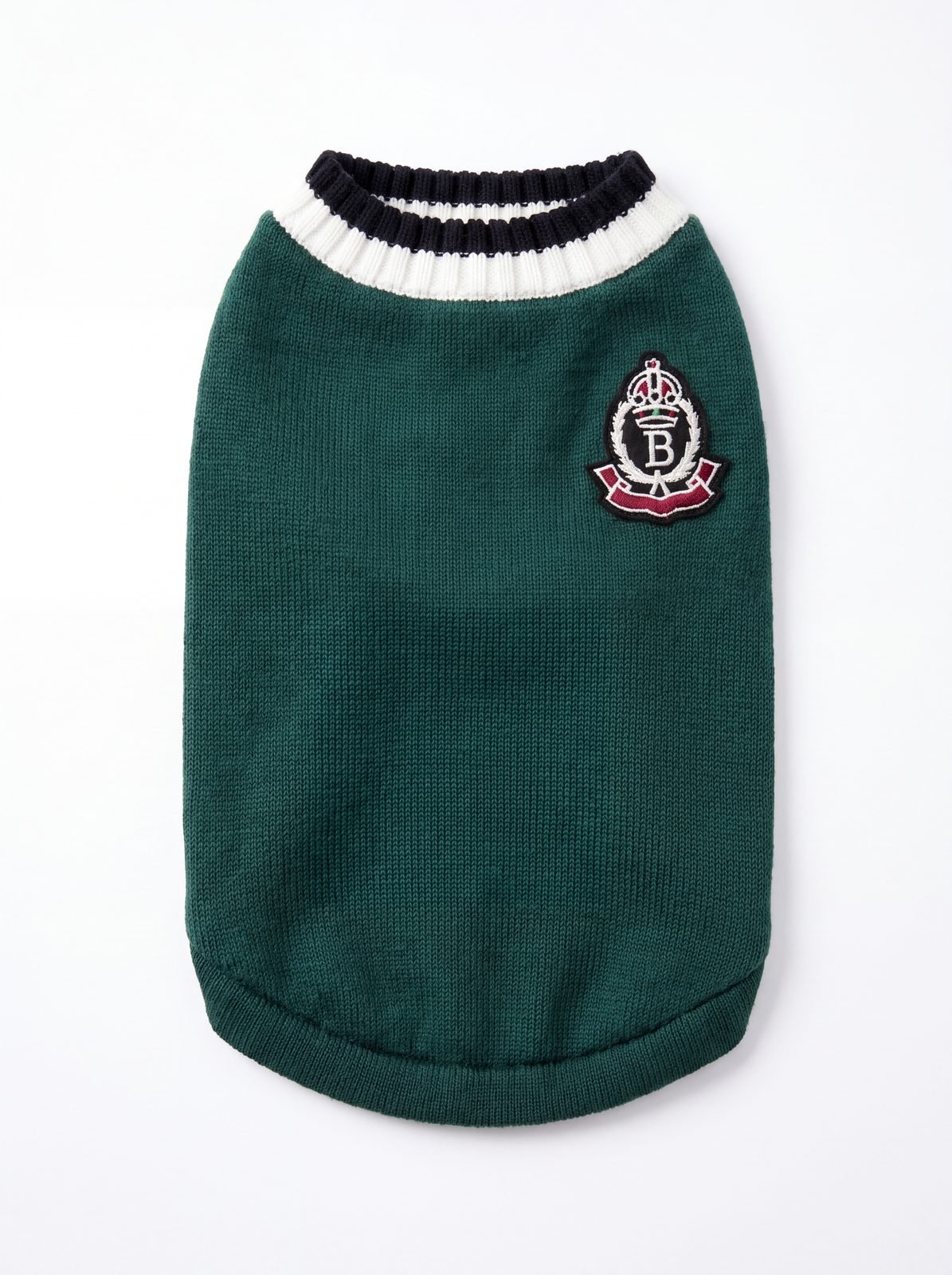 Pull chien tricot style universitaire vert avec écusson brodé et col rayé, photo sur fond blanc