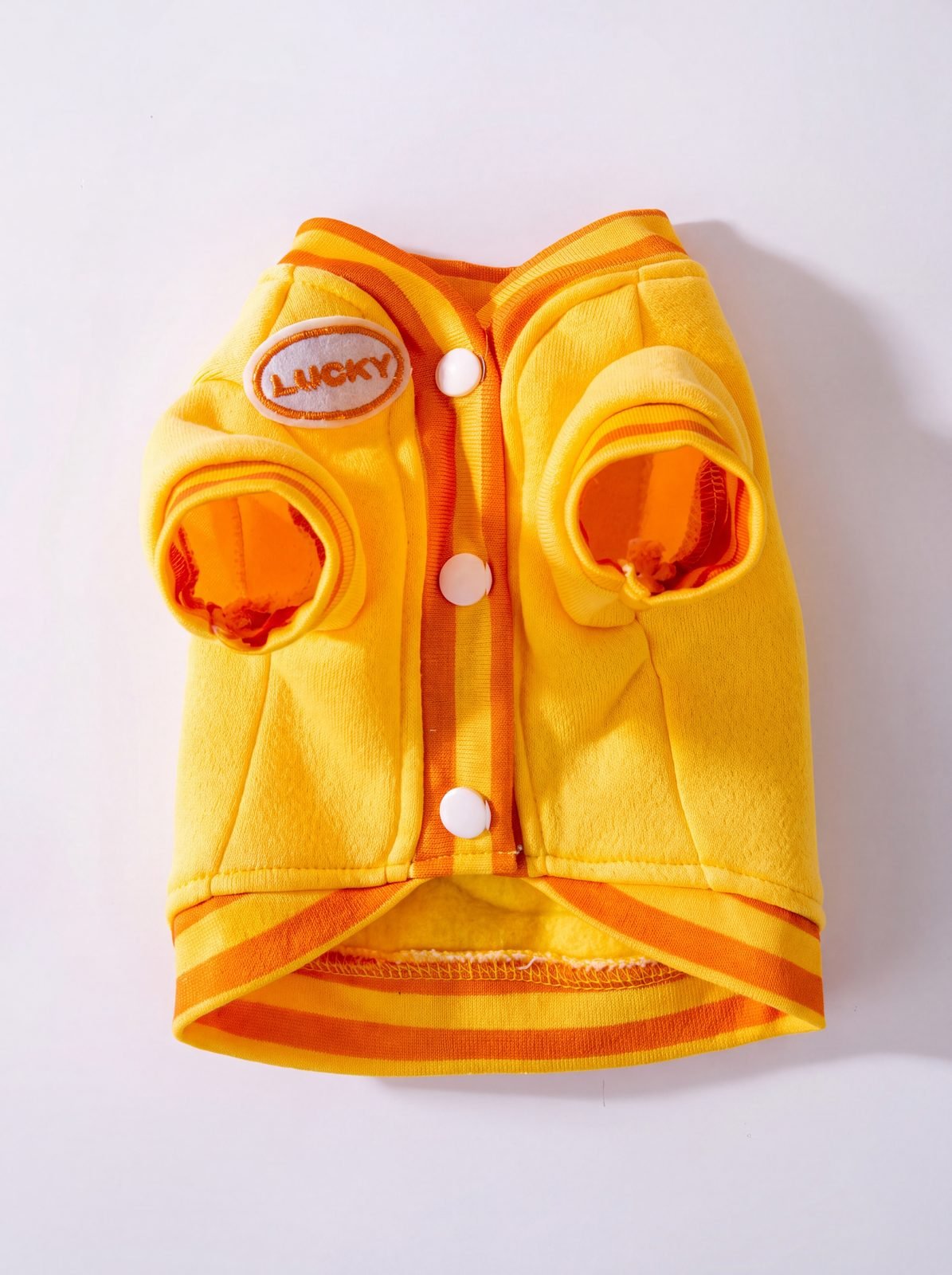 Pull petit chien ourson 3D jaune vu de face, écusson LUCKY et boutons-pression