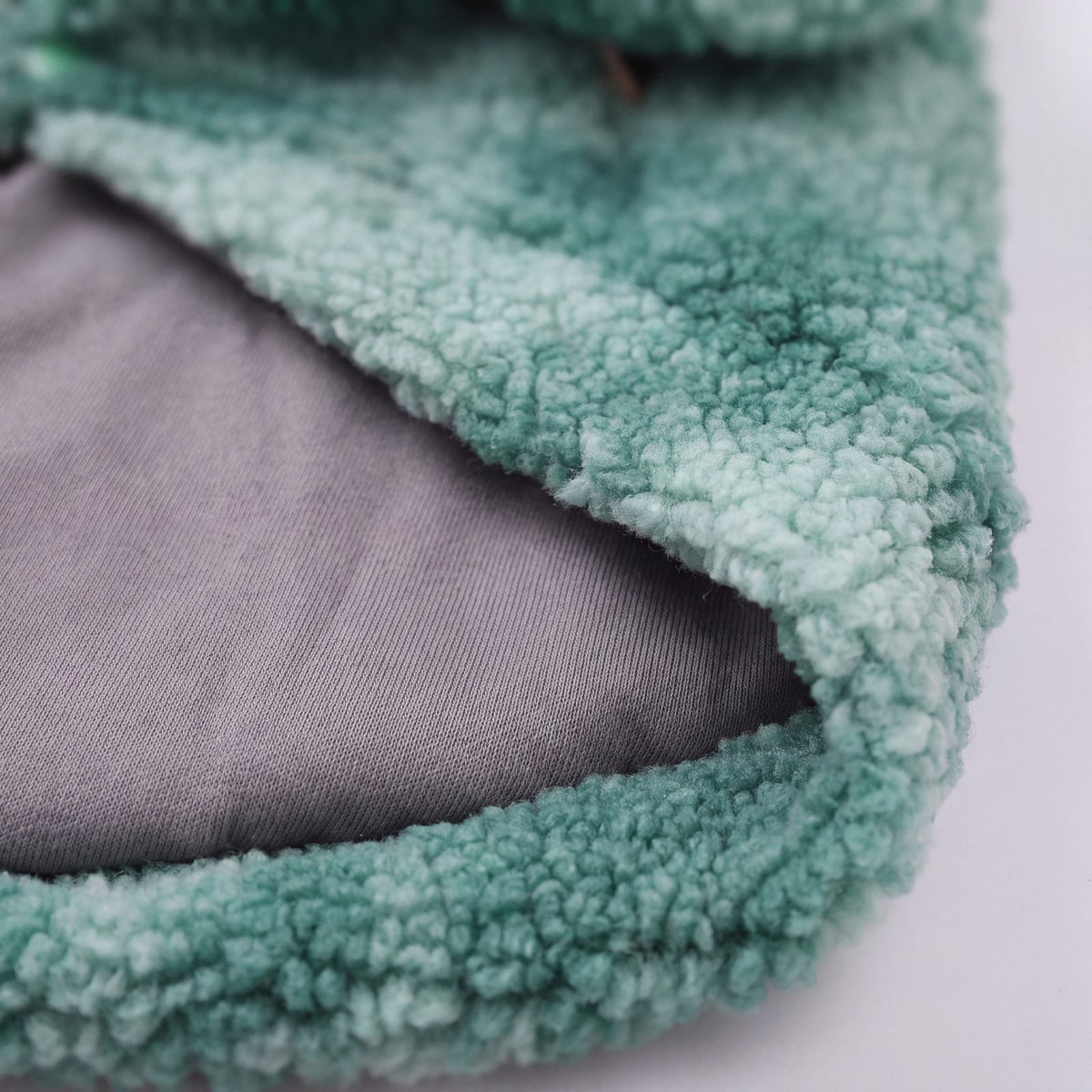Gros plan sur les boutons pression vert menthe du pull polaire teddy pour grand chien
