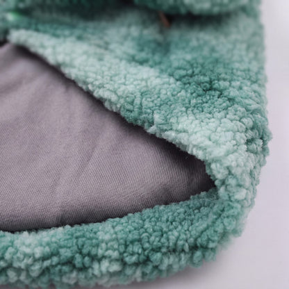 Gros plan sur les boutons pression vert menthe du pull polaire teddy pour grand chien