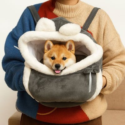 Sac a dos chien gris porté sur le dos, shiba inu assis à l’intérieur.
