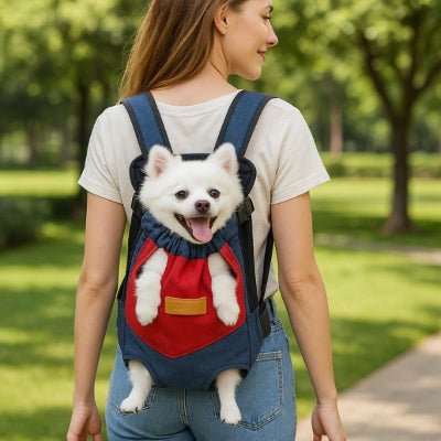 sac a dos chien rouge et bleu avec petit spitz blanc transporté dans le dos d'une femme explorerpro
