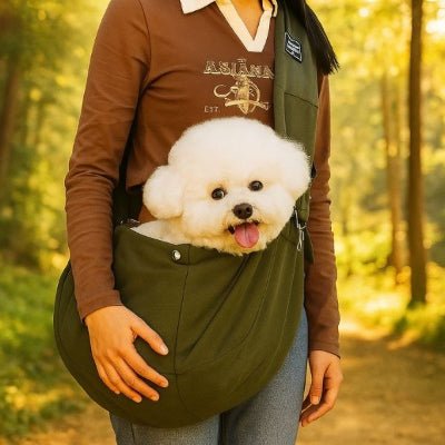 promeneuse avec un bichon blanc assis confortablement dans un sac a dos chien kaki – SnugCarry