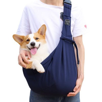  chien corgi joyeux transporté dans un sac a dos chien bleu marine avec attache de sécurité – SnugCarry