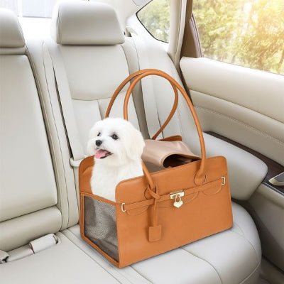sac de transport pour chien marron sur siège auto avec bichon Chic Voyager™
