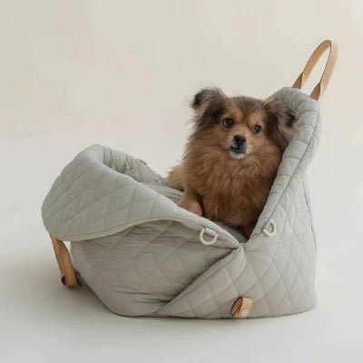 sac de transport pour chien gris avec petit chien assis à l’intérieur ChicSac™