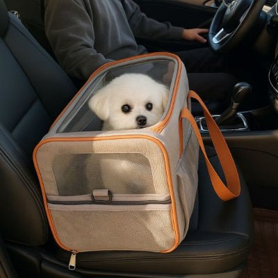 sac de transport pour chien beige avec bichon assis sur siège de voiture TravelEase™