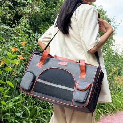 sac de transport pour chien gris porté en bandoulière en extérieur TravelEase™
