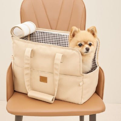 sac transport chien beige avec spitz nain assis sur chaise MobiPet