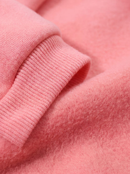 Macro du poignet côtelé et de la polaire du sweat à capuche chien rose