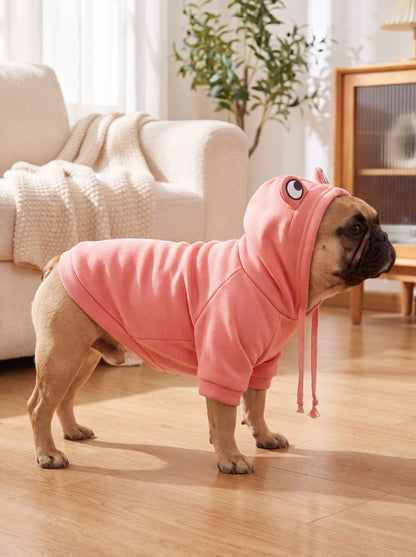 Bouledogue français de profil portant le sweat à capuche grenouille rose avec cordon