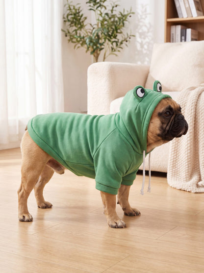 Bouledogue français de profil portant un sweat à capuche grenouille vert en polaire
