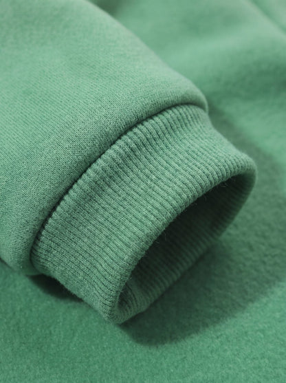 Gros plan sur le poignet côtelé du sweat à capuche grenouille vert pour chien