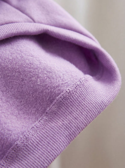 Gros plan sur la doublure polaire douce du sweat à capuche grenouille violet