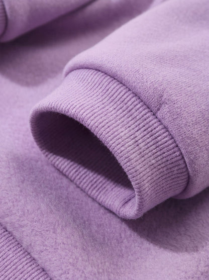Gros plan sur le poignet côtelé du sweat à capuche grenouille violet