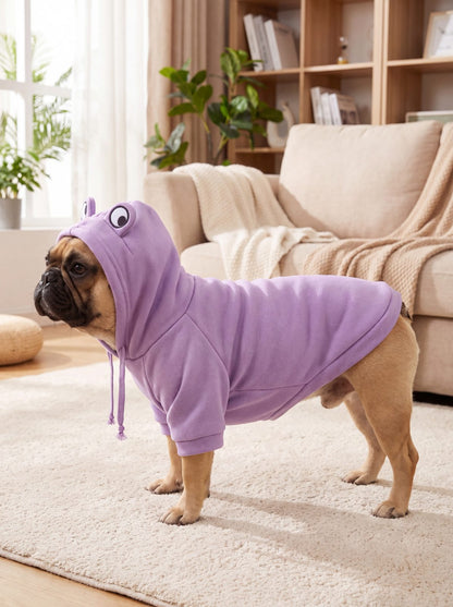 Bouledogue français de profil avec un sweat à capuche grenouille violet