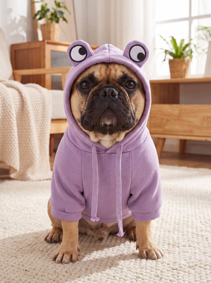 Bouledogue français assis de face avec un sweat à capuche grenouille violet