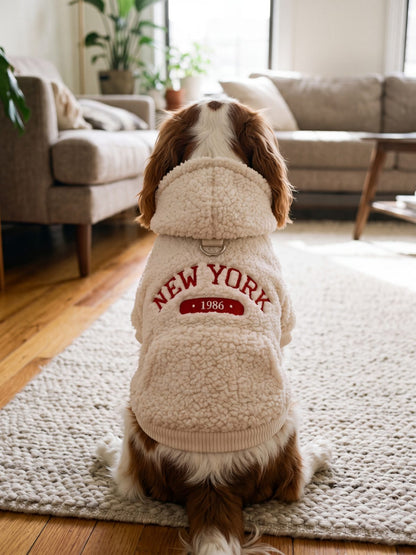 Chien vu de dos avec un sweat à capuche sherpa crème et la broderie rouge New York 1986
