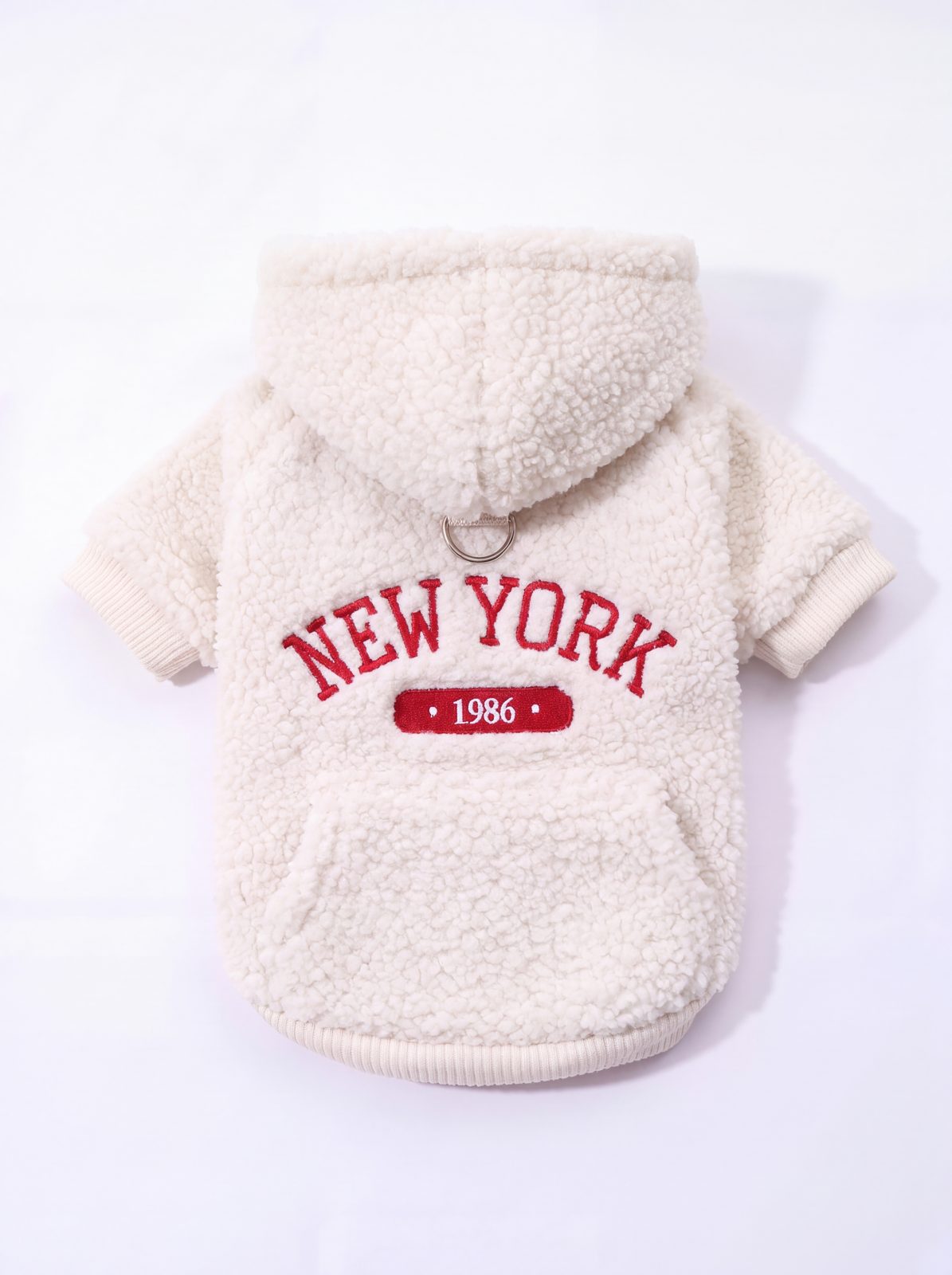 Sweat à capuche chien New York en sherpa crème à plat, vue de dos avec broderie rouge et poche kangourou