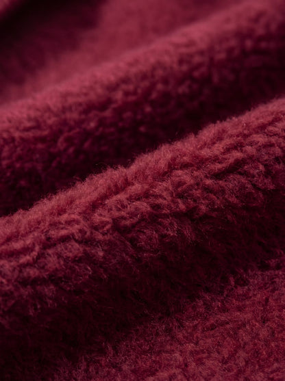 Gros plan sur la doublure polaire douce du sweat à capuche chien bordeaux