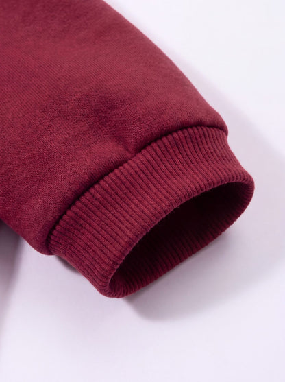 Gros plan sur le poignet côtelé du sweat à capuche chien bordeaux