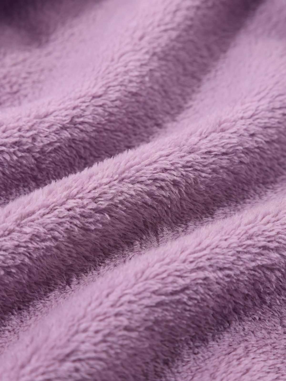 Gros plan sur la doublure polaire douce du sweat à capuche chien mauve