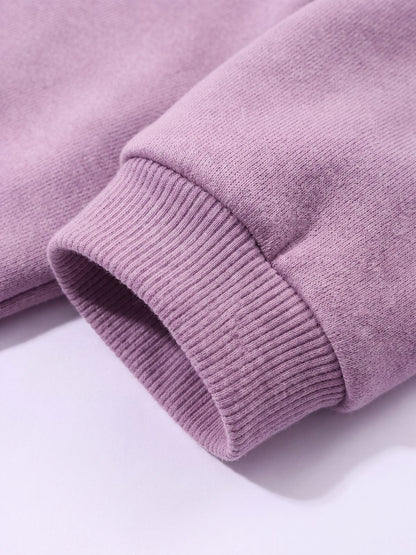 Gros plan sur le poignet côtelé du sweat à capuche chien mauve
