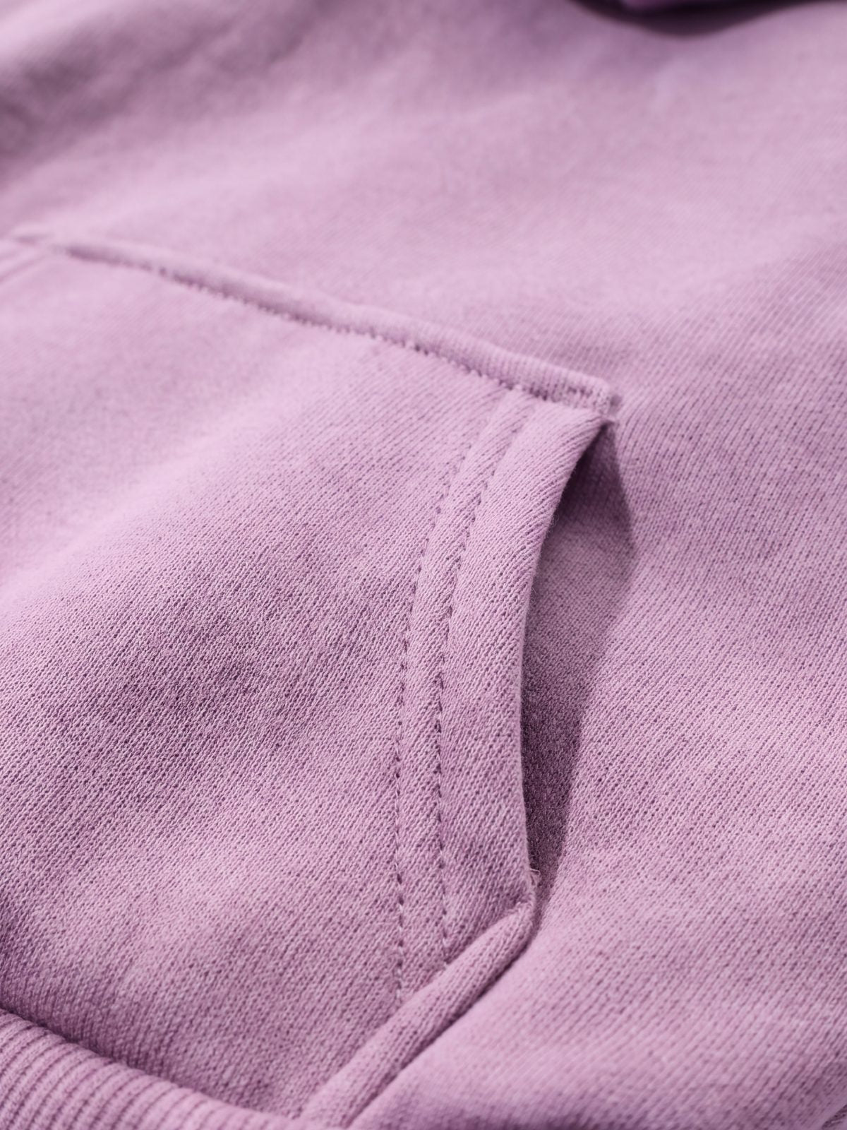 Gros plan sur la poche du sweat à capuche chien mauve
